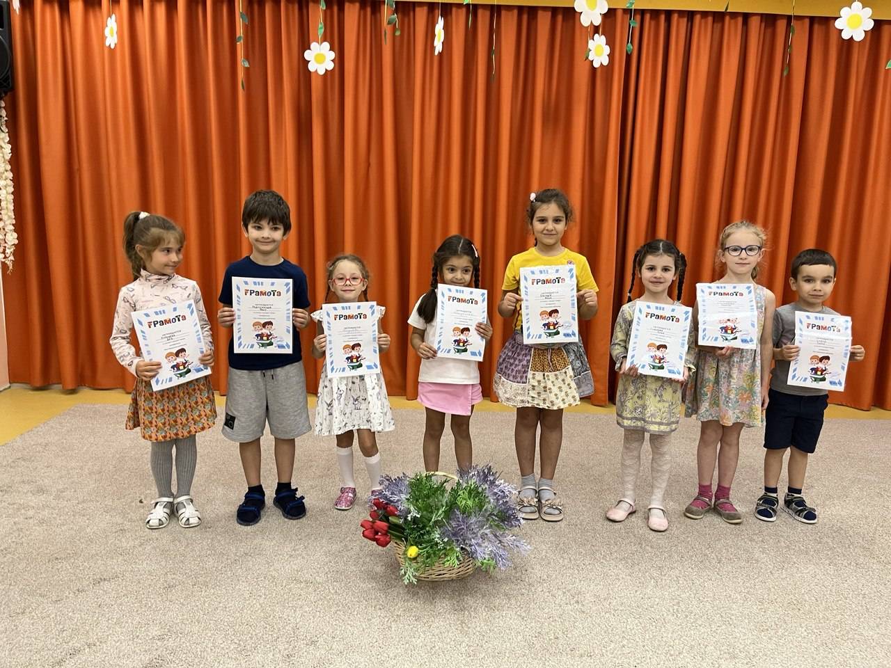 Кто работает в детском саду